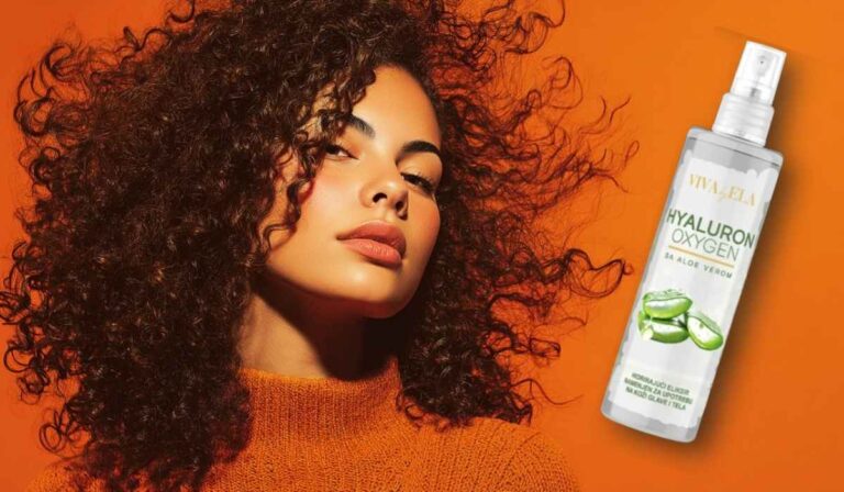 Žena sa bujnom kovrdžavom kosom pored bočice Vivalela Hyaluron Oxygen eliksira sa aloe verom, na narandžastoj pozadini